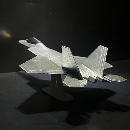 ماکت F-22 قرار گرفته روی ویترین - دکوری زیبا برای کلکسیون