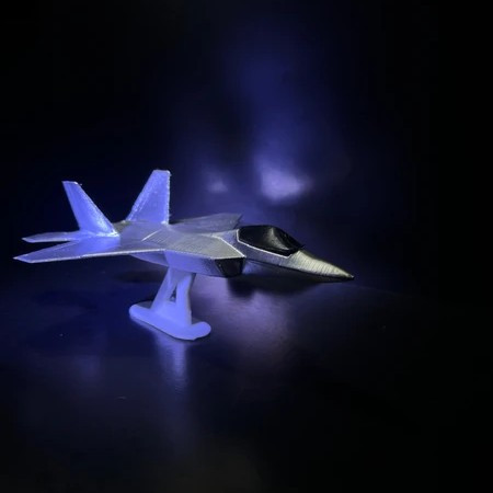 ماکت F-22 قرار گرفته روی ویترین - دکوری زیبا برای کلکسیون